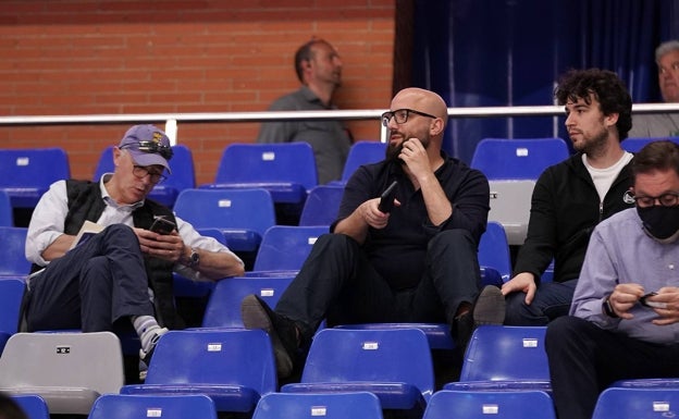 Claudio Crippa (Spurs), Simoni Casali (Nets) y Albert Robledillo (Warriors), el miércoles en el Palacio observando a Yannick Nzosa. 