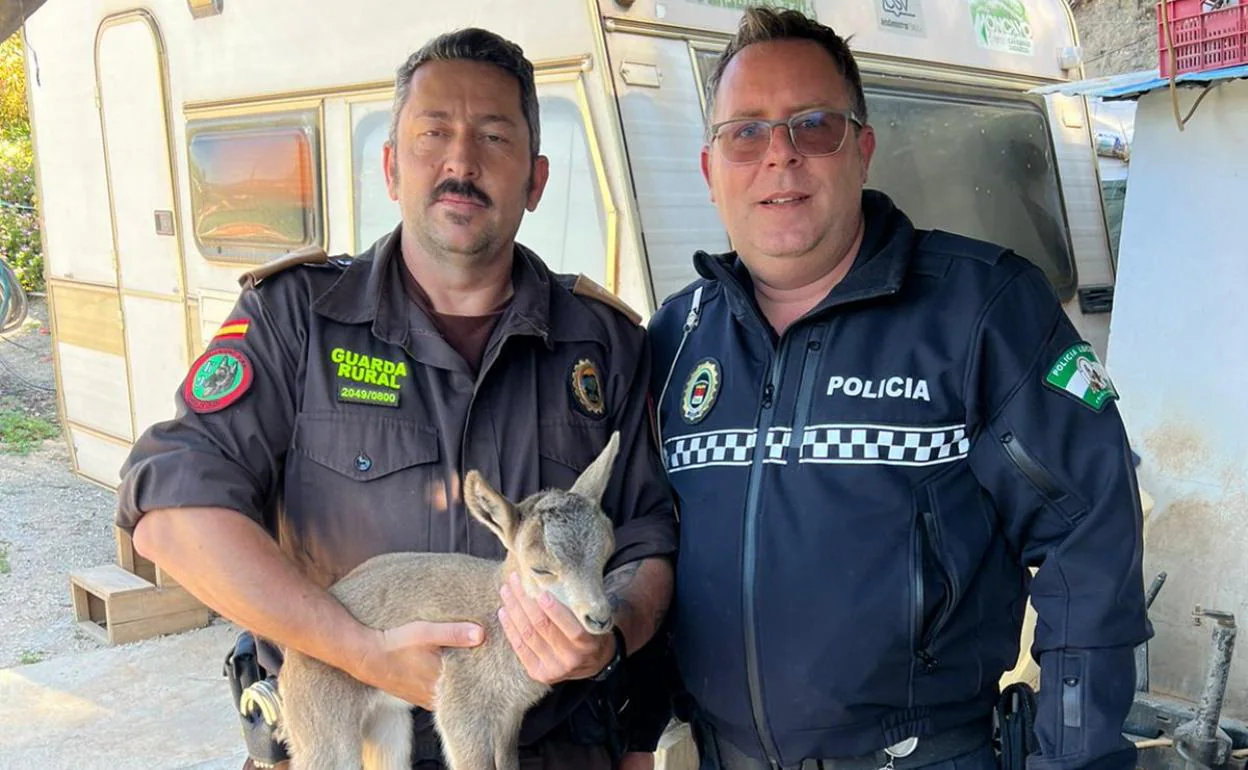 El guarda rural Manuel Lorenzo y el policía local Francisco Gallardo, con el animal en la finca tras ser rescatado. 