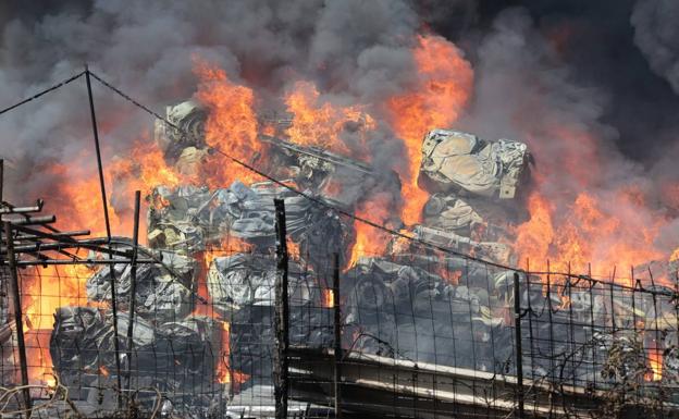 Un gran incendio en una chatarrería de Málaga moviliza a los bomberos durante seis horas