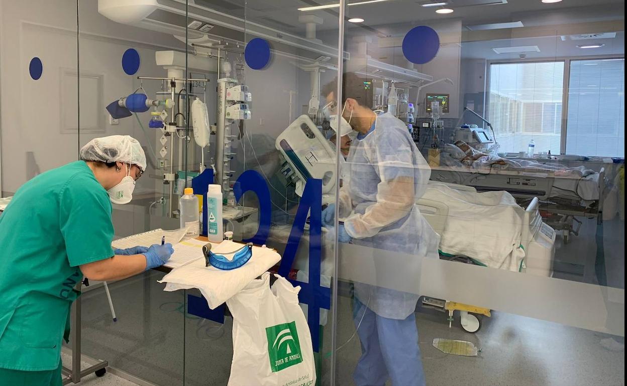 Imagen de sanitarios que atienden a pacientes con Covid. 