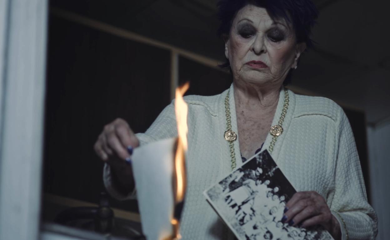 Lucía Bosé quema sus fotos de juventud en un fotograma del documental que se estrena en el Festival de Cine Italiano. 