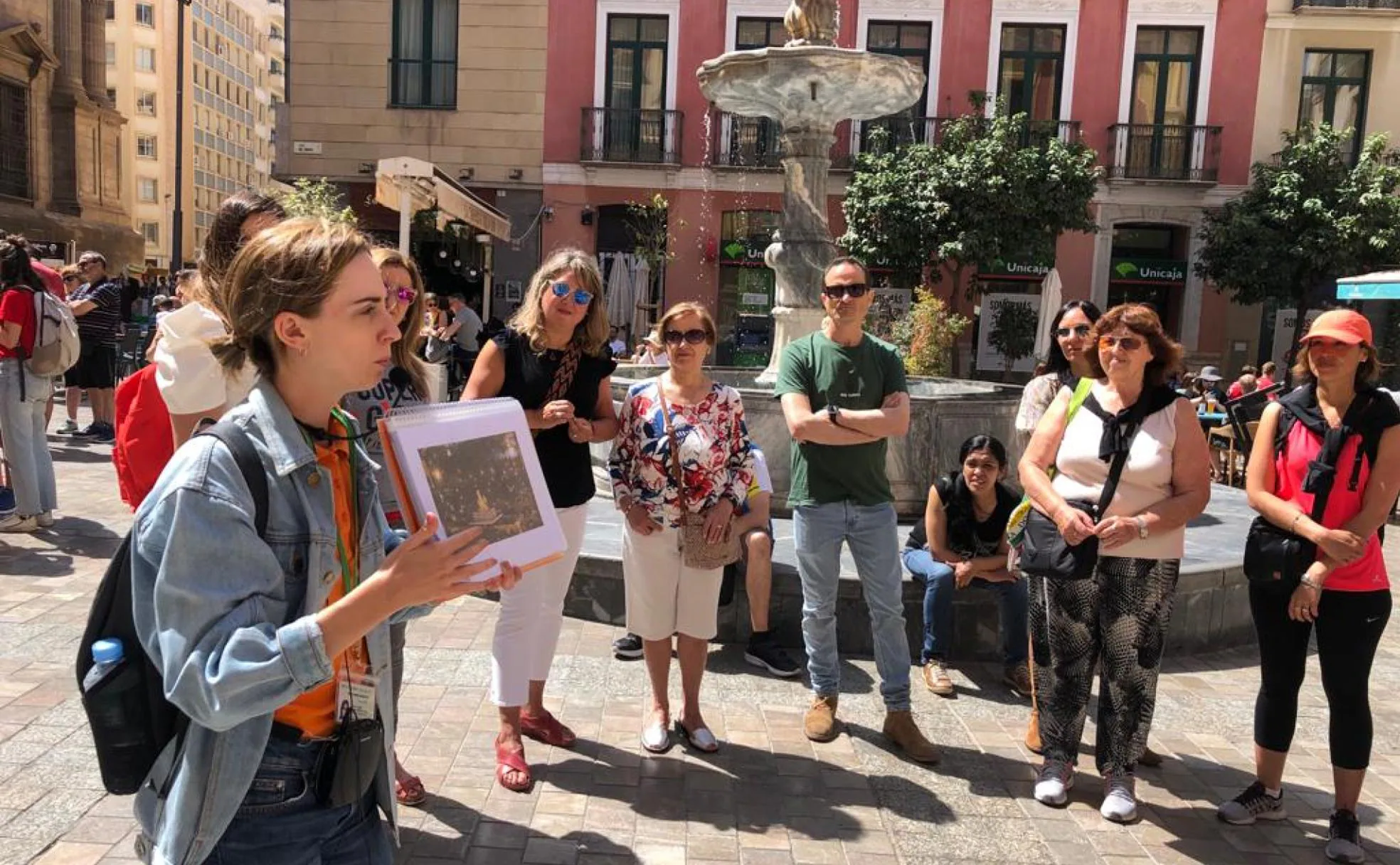 La guía muestra una foto del Cautivo a los turistas durante la visita realizada por el Centro. 