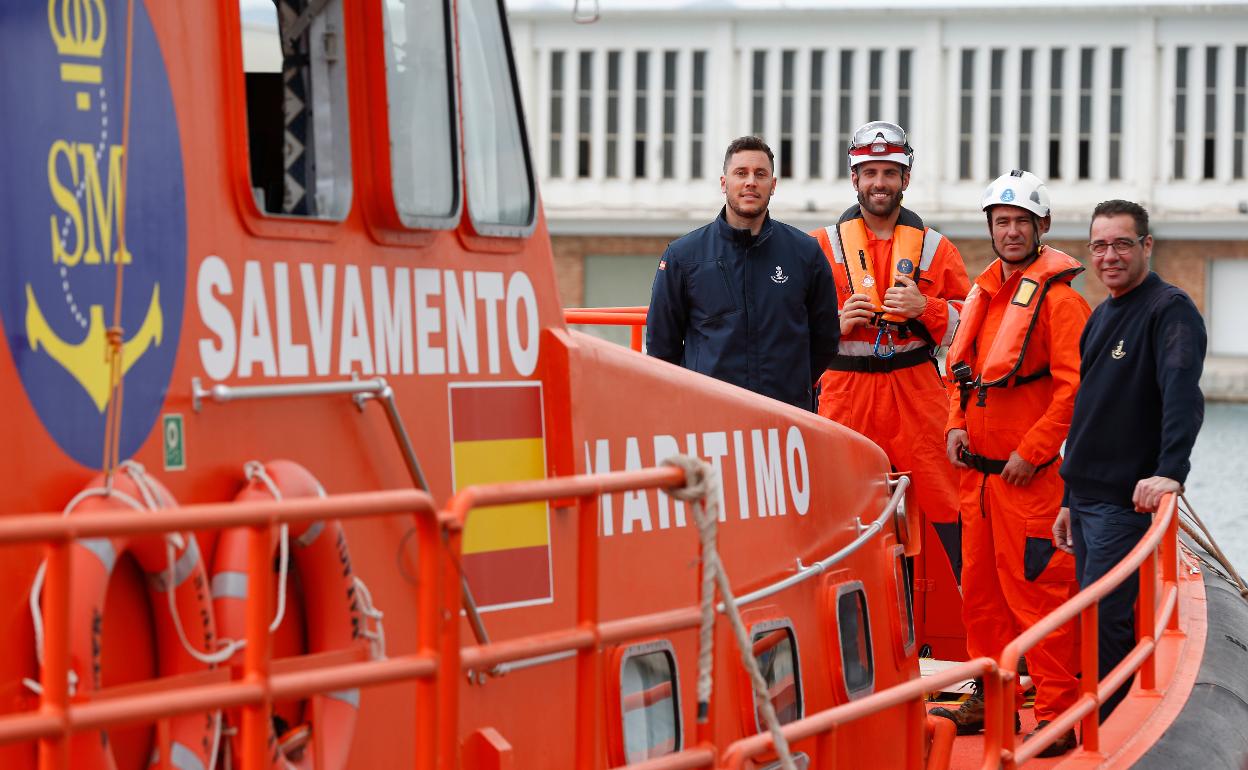 De izquierda a derecha, el patrón Alejandro Rodríguez, los marineros Daniel García y Pepe Merchán, y el jefe de máquinas de la embarcación, Armando Rey. 