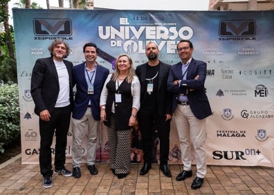 Imagen secundaria 1 - En la primera imagen, un grupo de empresarios y amigos que acudieron al estreno de 'El universo de Óliver' y a la fiesta que se realizó en El Pimpi. En la segunda, Salva Reina, Sergio Morales, Loli Navarro, Alexis Morante y Juan Carlos Luque. En la última, Loli Navarro, Salva Reina, Sergio Morales y Luis Arozamena. 