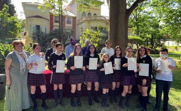 Imagen principal - En la primera foto, un grupo de alumnas de El Limonar de 1º de la ESO y su profesora Lis Fontana, tras recoger sus diplomas. En la segunda, Ricardo Freires, Alejandro Nogal, Jonatham Baum e Inmaculada Eguía. En la última, Jonatham Baum e Inmaculada Eguía, durante la entrega de diplomas.