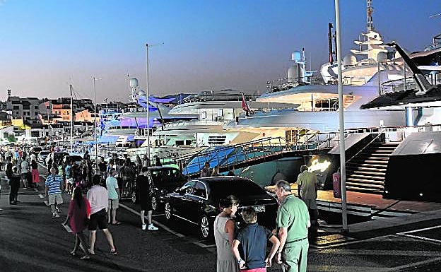 El ejemplo de Puerto Banús, donde el espacio dedicado a los grandes yates no tiene ningún tipo de separación con la zona de paseo. 