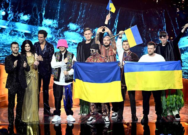 Kalush Orchestra recoge el trofeo como ganadores de Eurovisión en representación de Ucrania con el tema 'Stefania'.