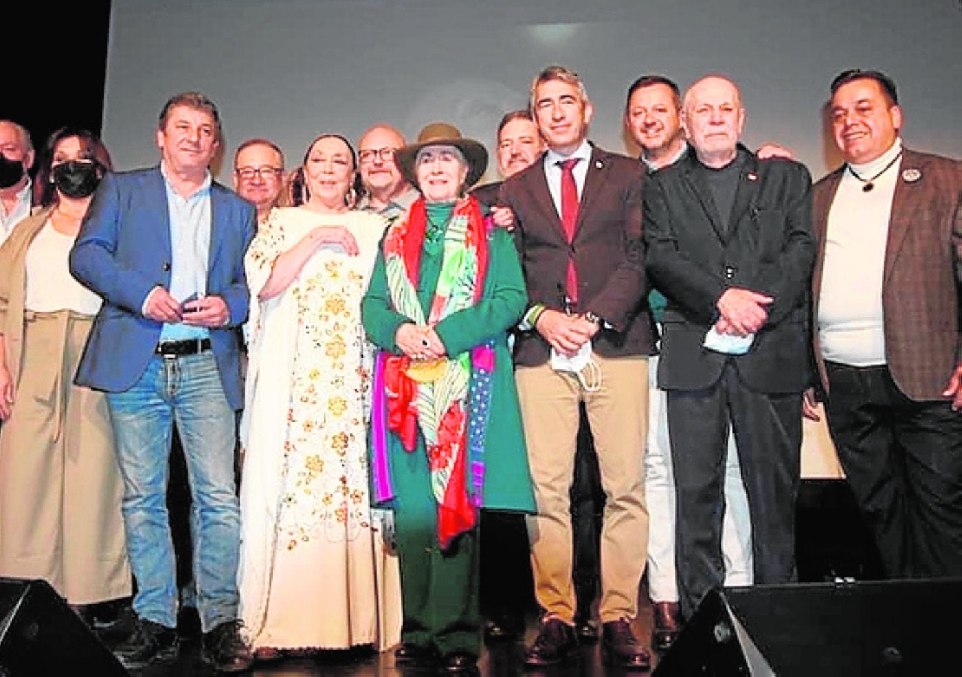 Betty Missiego (de blanco), con el alcalde de Benalmádena, Víctor Navas, familiares y amigos, en su homenaje. 