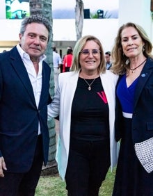 Imagen secundaria 2 - En la primera imagen, Asistentes al evento, posando en el photocall de la fiesta de 'Carat Sky Villas'. En la segunda, Chico Repullo y sus dos hijos, Álvaro y Pablo Gutiérrez. En la última, Guillermo Rodríguez, Ana Mula y Theresa Zabell, durante el evento.