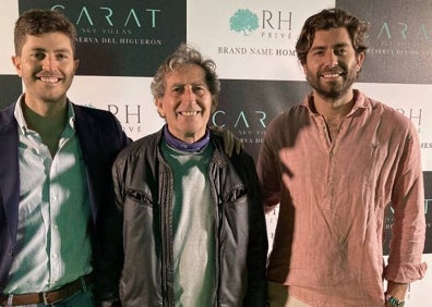 Imagen secundaria 1 - En la primera imagen, Asistentes al evento, posando en el photocall de la fiesta de 'Carat Sky Villas'. En la segunda, Chico Repullo y sus dos hijos, Álvaro y Pablo Gutiérrez. En la última, Guillermo Rodríguez, Ana Mula y Theresa Zabell, durante el evento.