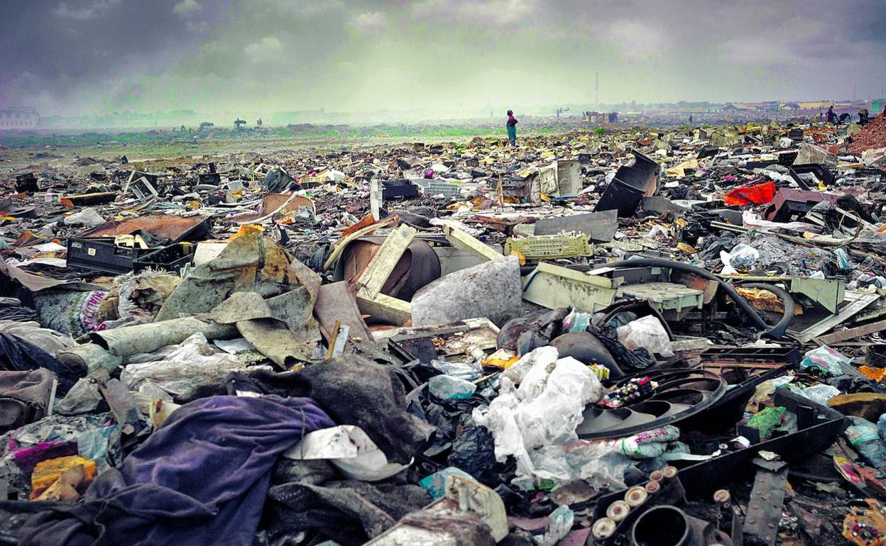 Agbogbloshie. Este paraje situado en la capital de Ghana se ha convertido en el vertedero electrónico del mundo