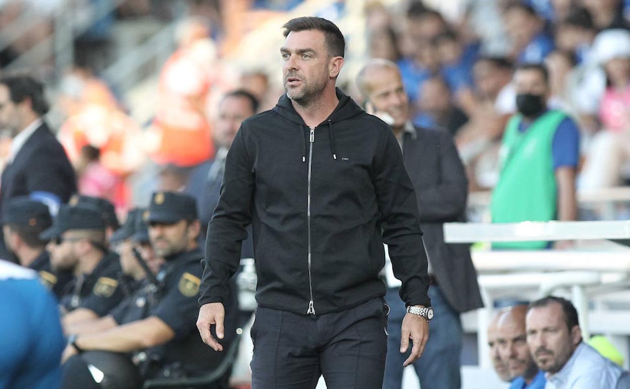 El entrenador del Málaga, Pablo Guede, en un momento del partido contra el Tenerife.