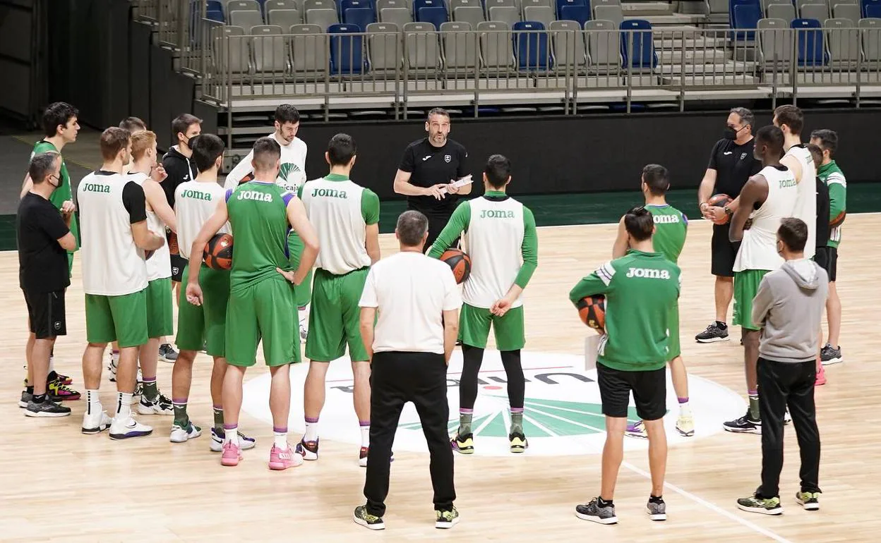 Ibon Navarro da instrucciones a sus jugadores en un entrenamiento de esta temporada. 