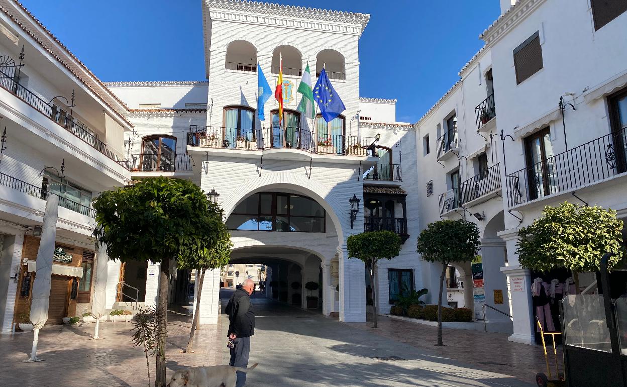 Fachada principal del Consistorio nerjeño en la calle Carmen. 