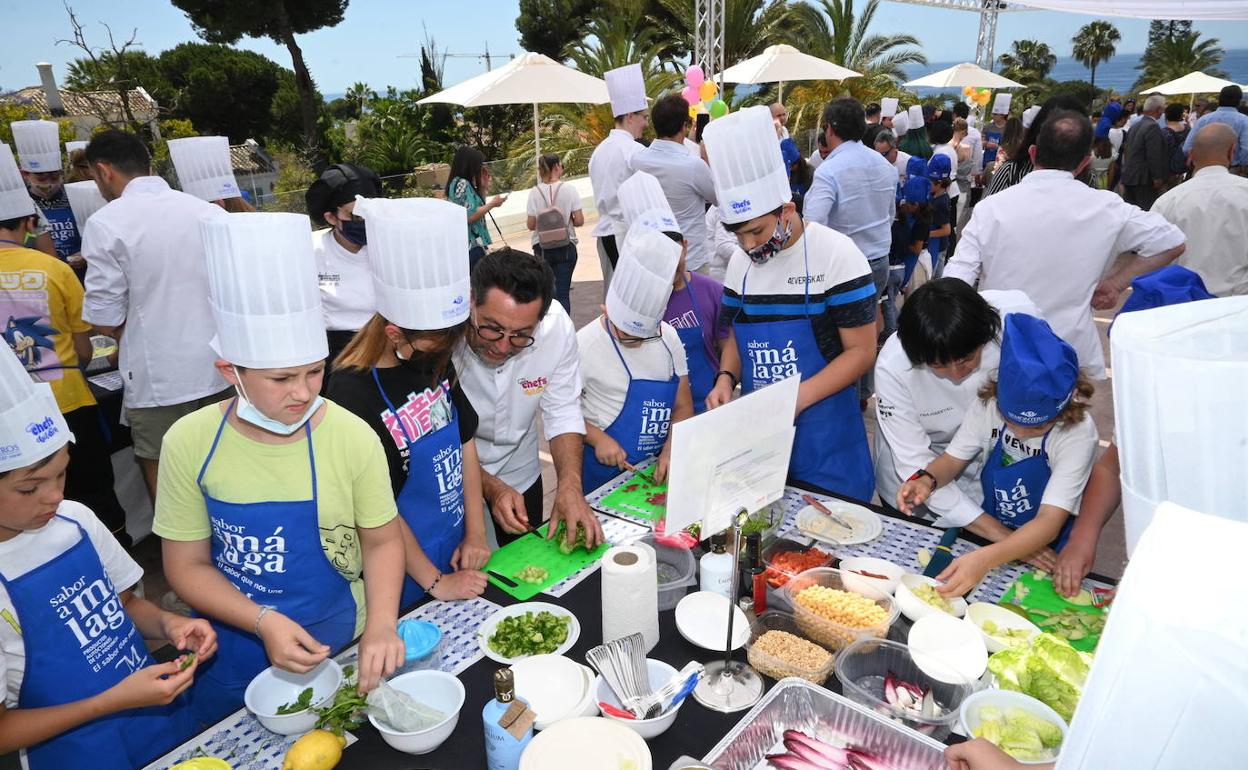 Los chefs han enseñado a los niños a preparar recetas saludables sencillas. 
