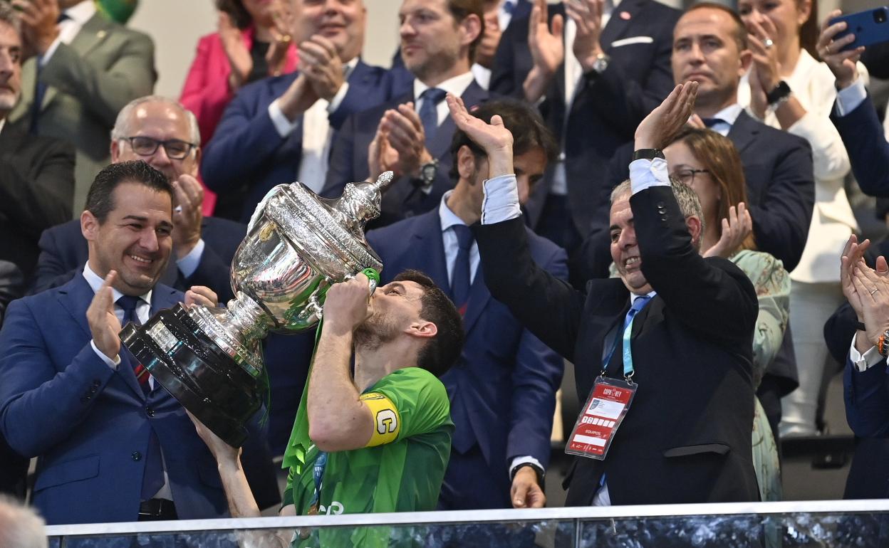 Miguel Conde, capitán del BeSoccer UMA Antequera, levanta el trofeo de la Copa del Rey en el palco del Olivo Arena el domingo. 