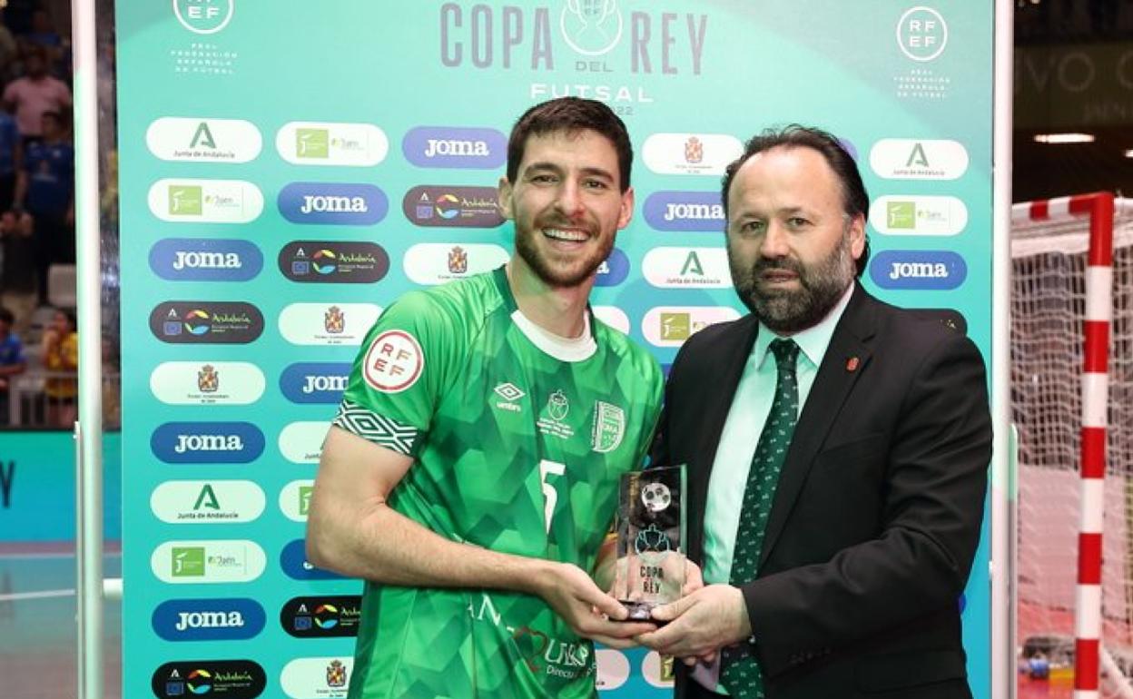 Miguel Conde recibió el trofeo de MVP de la final del selecionador nacional, Fede Vidal. 