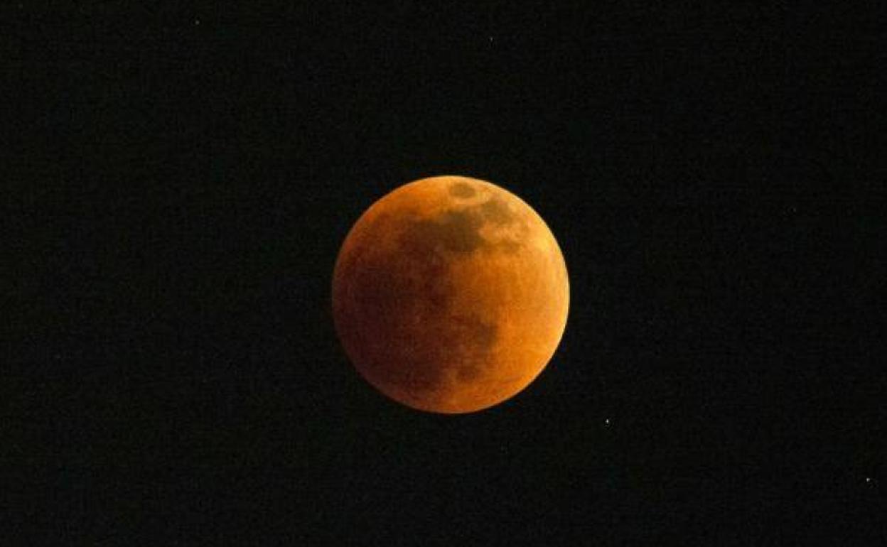 Fotografía de la luna durante el eclipse de hoy, en Santo Domingo (República Dominicana).