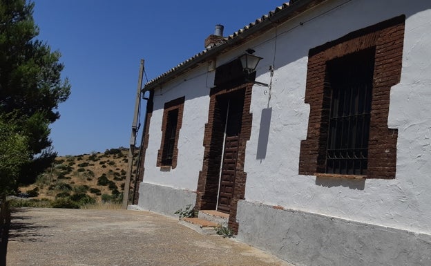 Fachada de la casa de peones camineros del Hoyo de la Turca.