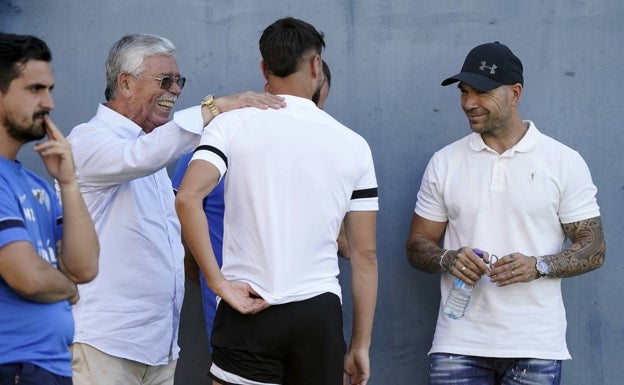 Martín Aguilar, con Luis Muñoz y Manolo Gaspar, en el entrenamiento. 