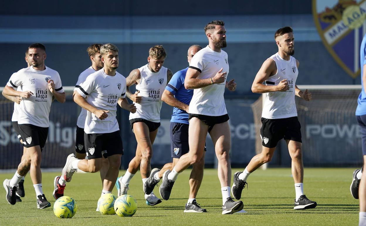 Jugadores del Málaga durante el entrenamiento de este martes. 