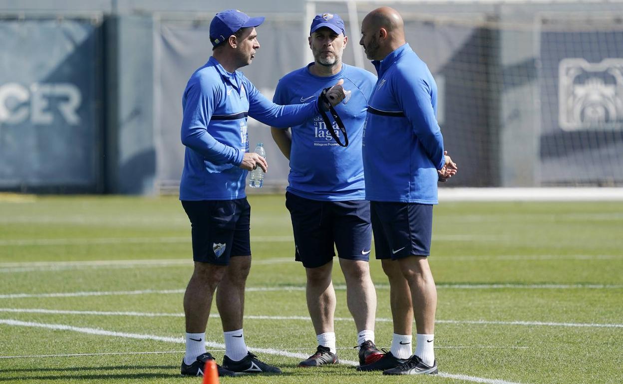 Guede conversa con Capa y Bravo durante un entrenamiento. 