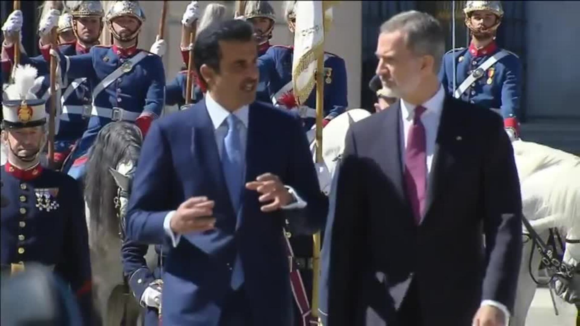 Los reyes reciben con honores al Emir de Qatar
