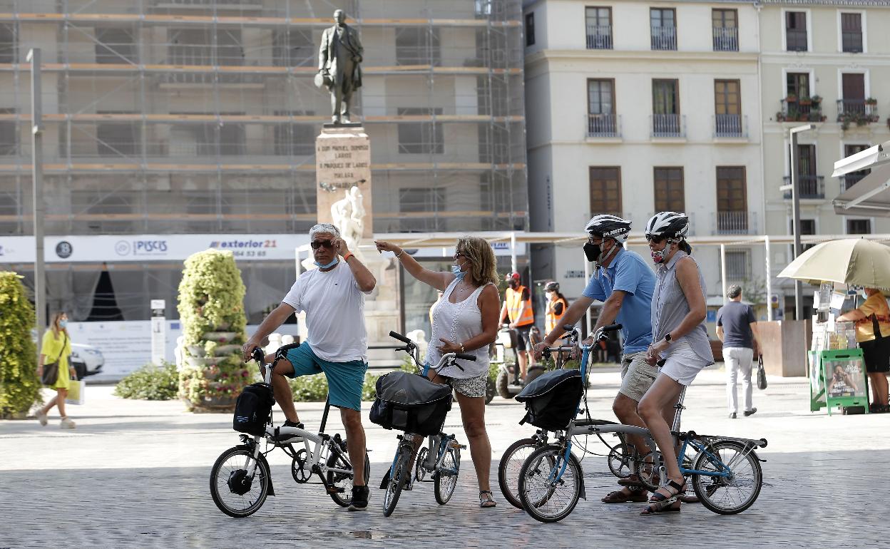 Turistas recorren la ciudad en bicicleta. 