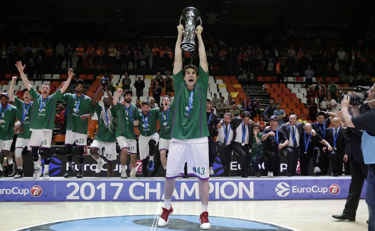 Carlos Suárez levanta el trofeo de la Eurocup conquistada por el Unicaja en 2017. 