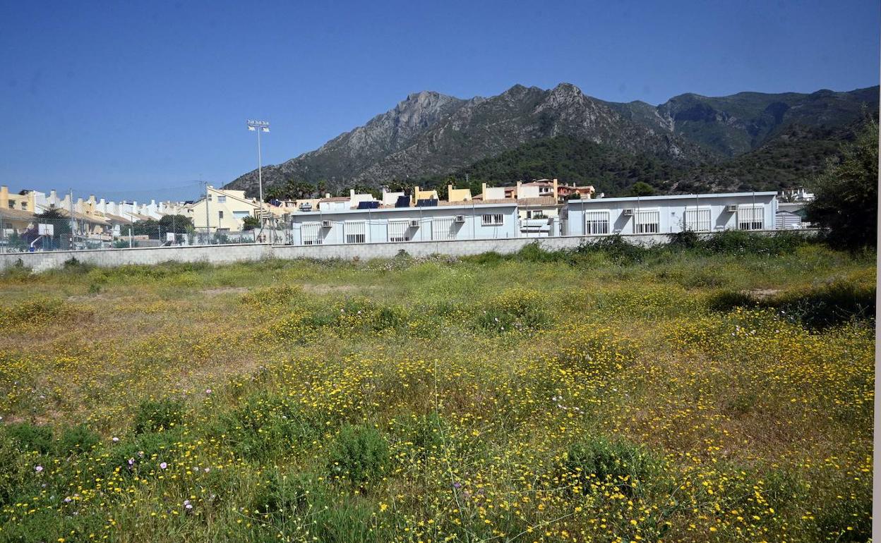 Parcela anexa al SESO Las Dunas en la que se instalarán las nuevas aulas prefabricadas. 