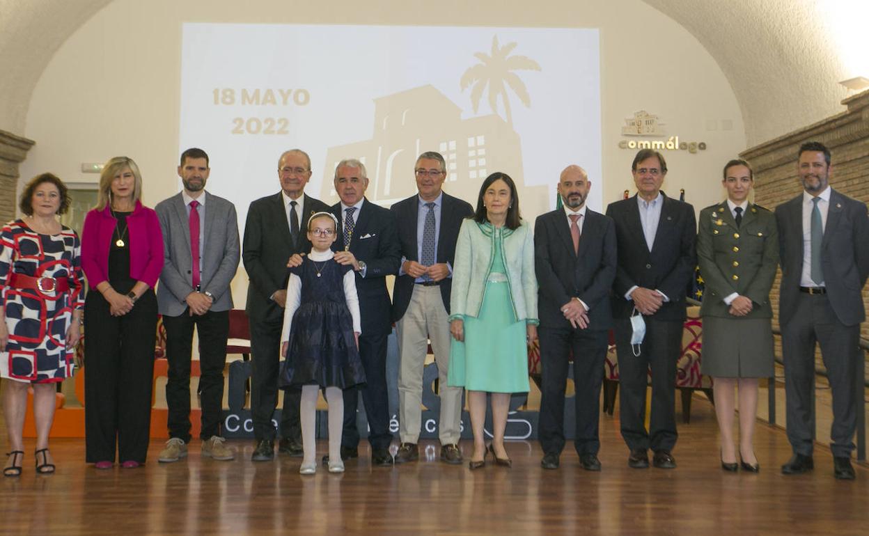 Foto de familia de los premiados del Colegio de Médicos. 