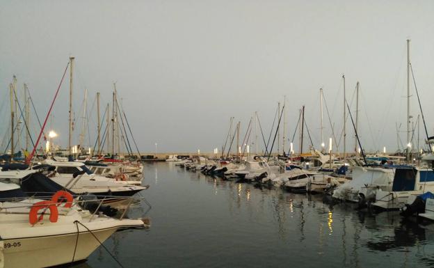 El puerto de La Caleta es conocido por su oferta de restauración. 