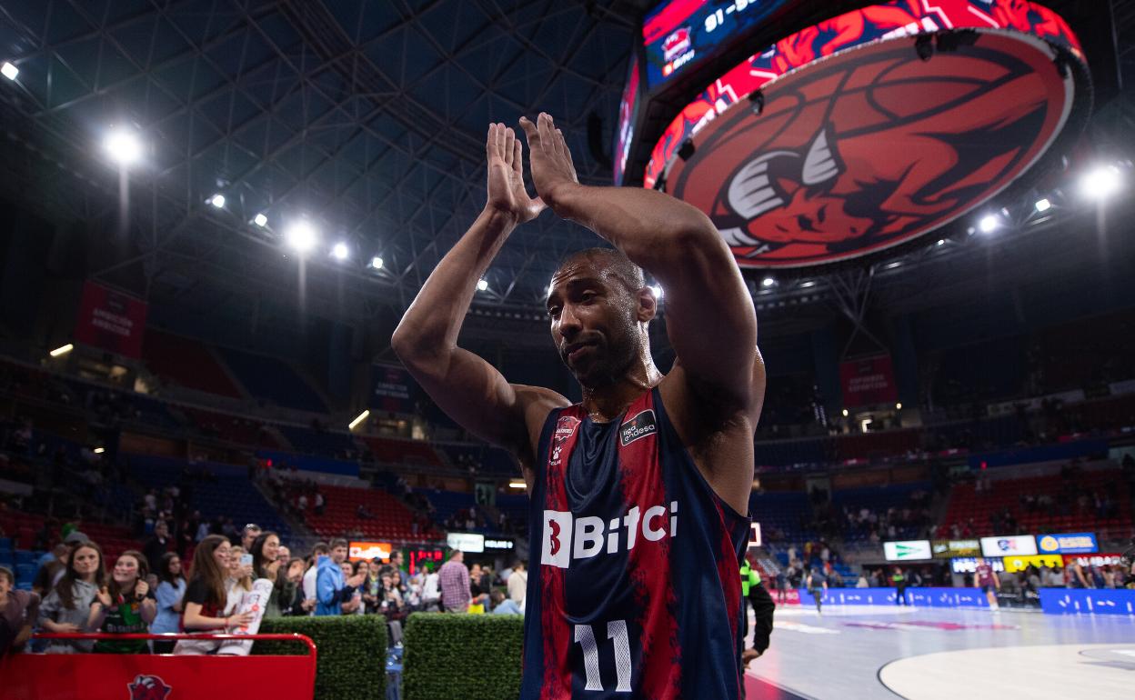 Jayson Granger aplaude al público del Buesa Arena. 