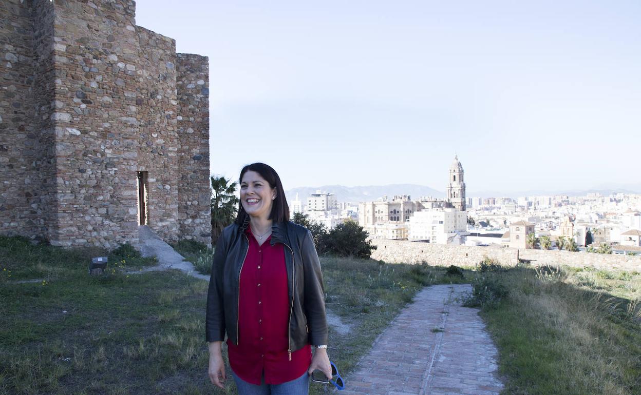 La concejala de Ciudadanos, Noelia Losada, con la Catedral al fondo. 