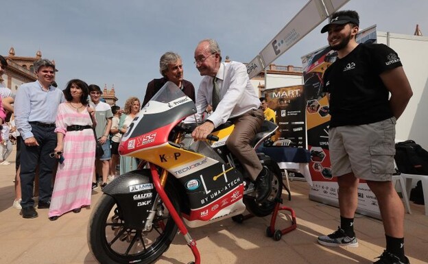 Imagen principal - Arriba, el alcalde, en la moto eléctrica del equipo de la UMA. Uno de los robots montados por los estudiantes y Bernardo Quintero, que ofreció una conferencia a los jóvenes. 