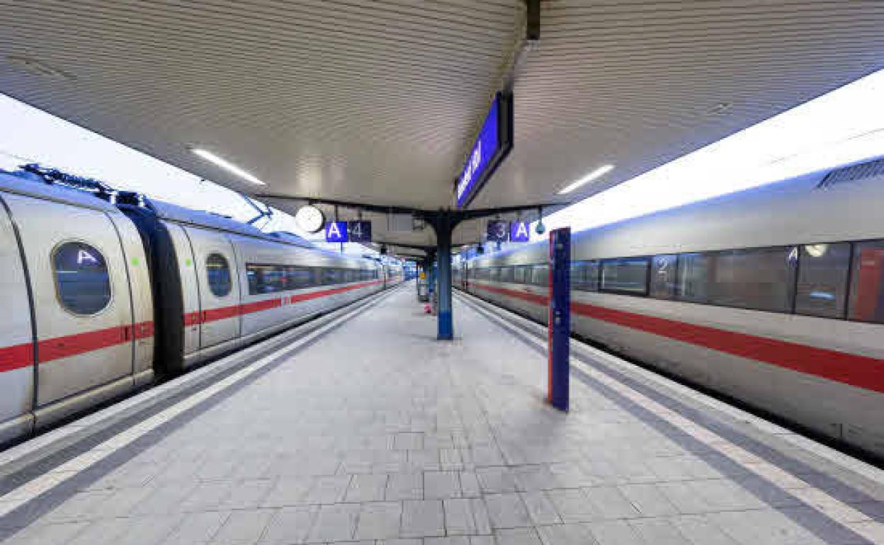 Dos trenes de larga distancia Inter City Express (ICE) del operador ferroviario alemán Deutsche Bahn en Bielefeld, en el oeste de Alemania.