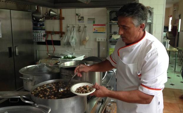 Preparación de caracoles en caldillo.