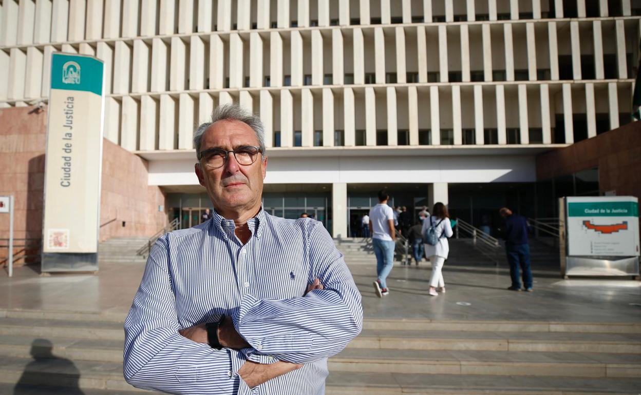 Guillermo Jiménez, nuevo defensor del Colegiado de Málaga, a la entrada de los juzgados. 