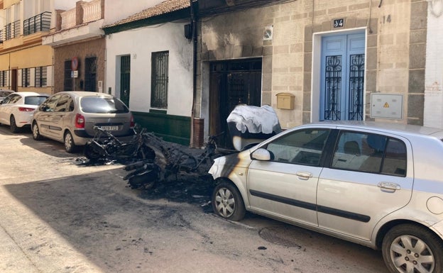 Dos motos y un coche calcinados junto a la vivienda también afectada por el primer incendio. 