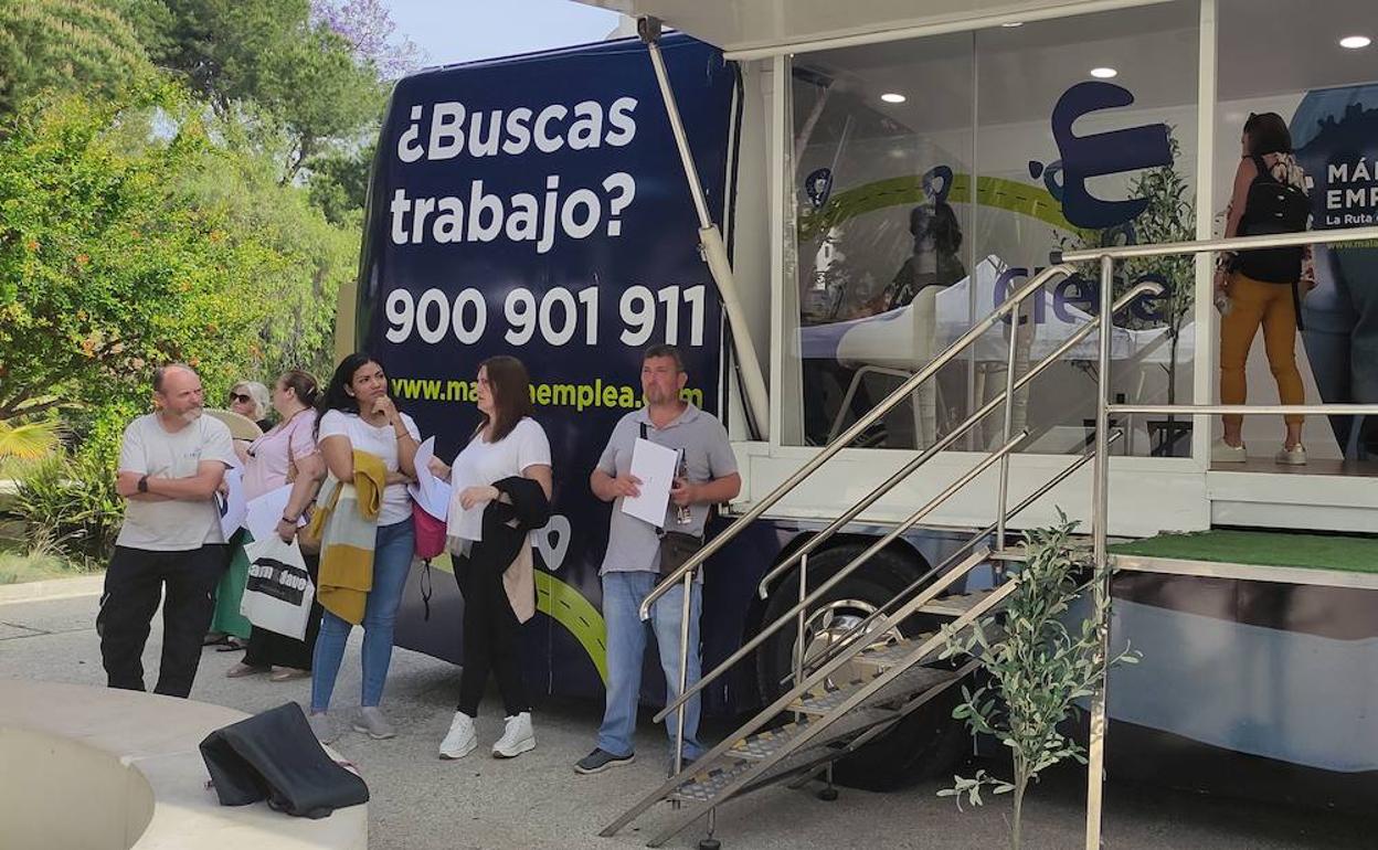 El autobús del plan Emplea Málaga a su paso por Marbella. 