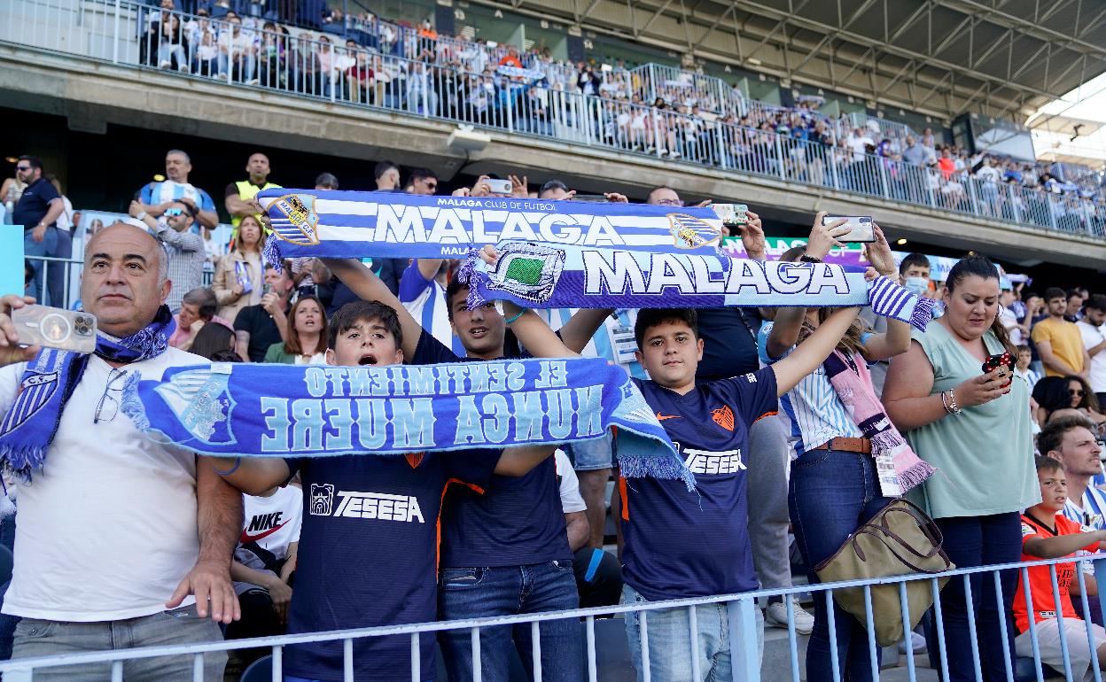 Los aficionados malaguistas, en la salida del equipo al campo durante el partido ante el Oviedo. 