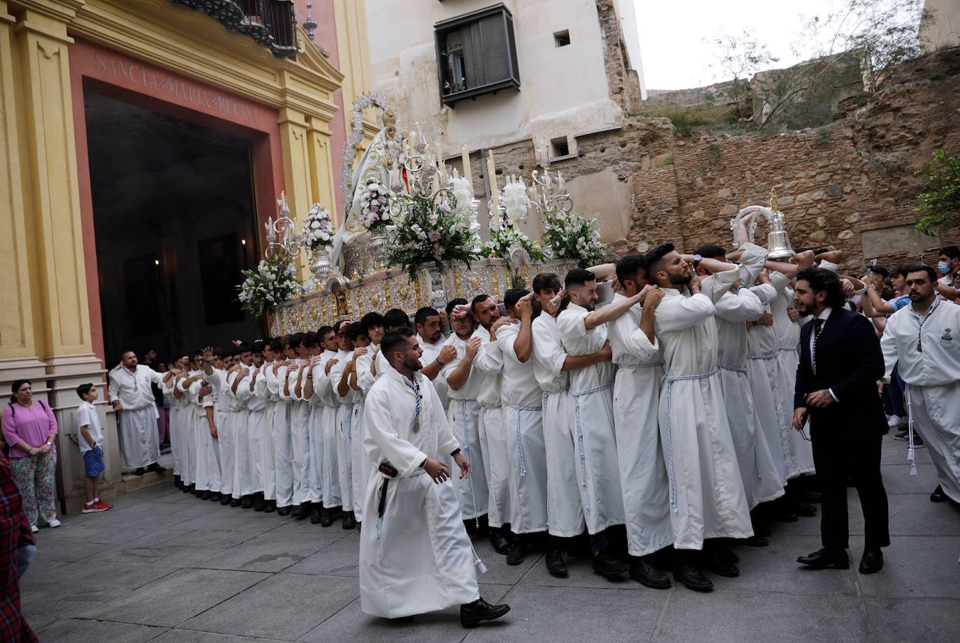 La Virgen de Araceli realiza su primera salida anual en mayo. 