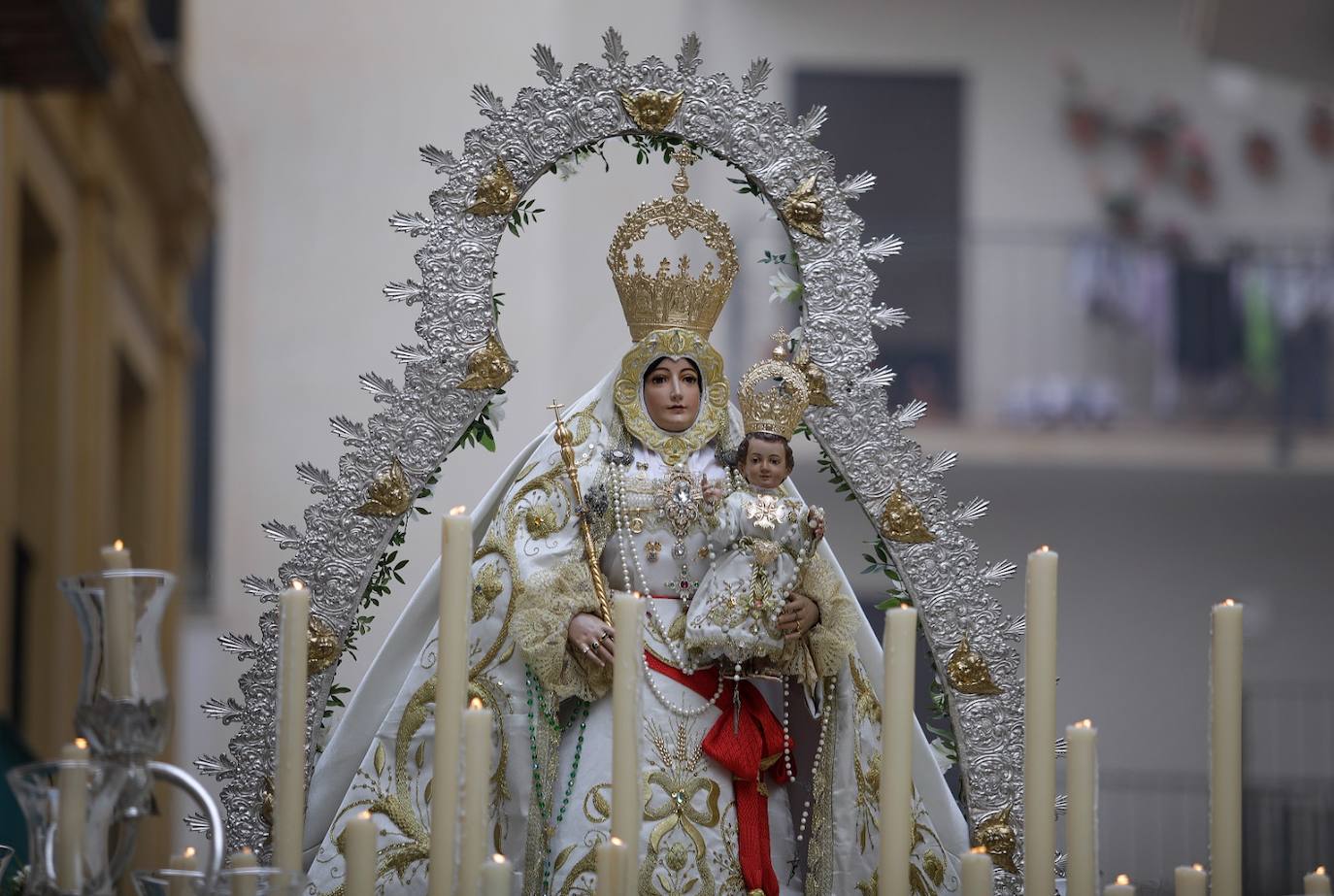 La Virgen de Araceli realiza su primera salida anual en mayo. 