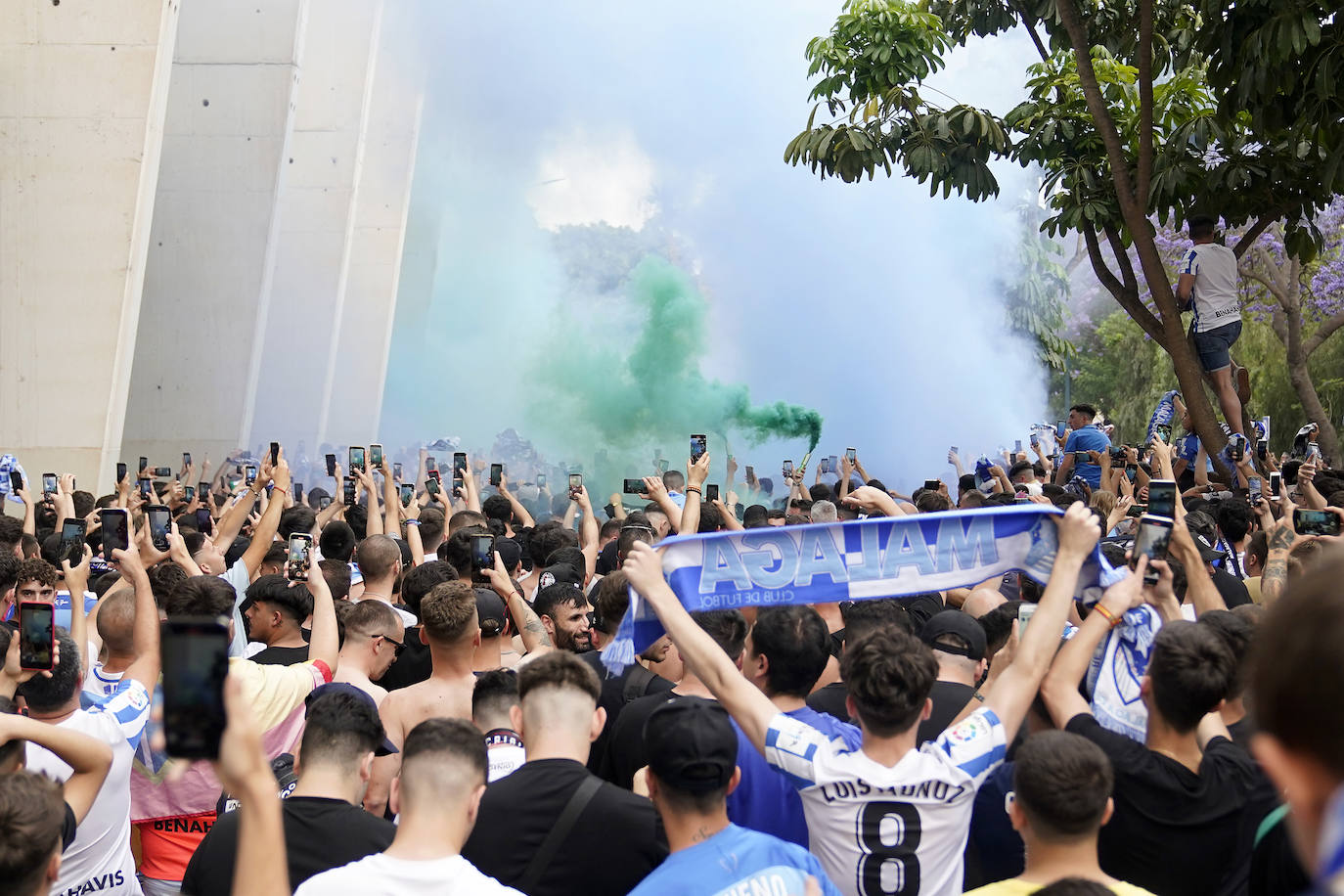 Impresionante recibimiento de la afición al Málaga. 