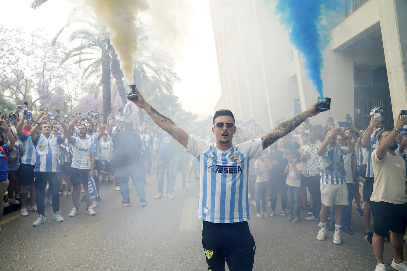 Impresionante recibimiento de la afición al Málaga. 