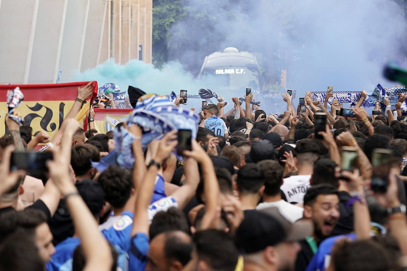 Impresionante recibimiento de la afición al Málaga. 