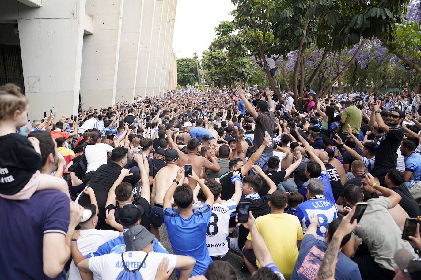 Impresionante recibimiento de la afición al Málaga. 