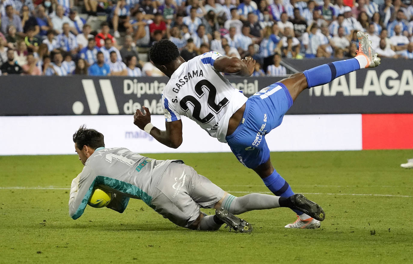 El Málaga pierde con el Burgos en La Rosaleda (0-1). 