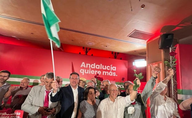 Espadas con la bandera andaluza.