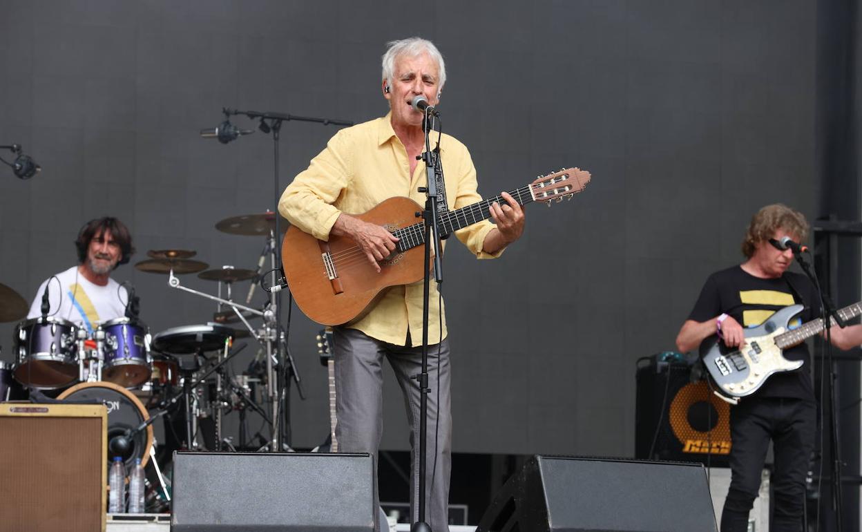 Kiko Veneno se ganó al público con su característico ritmo de rockero flamenco. 